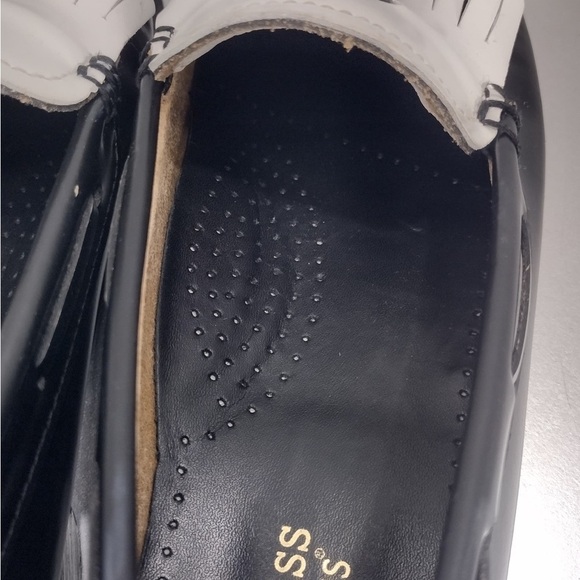 Bass Black and White Leather Loafers size 7 pre
Owned Exellent condition main image 6